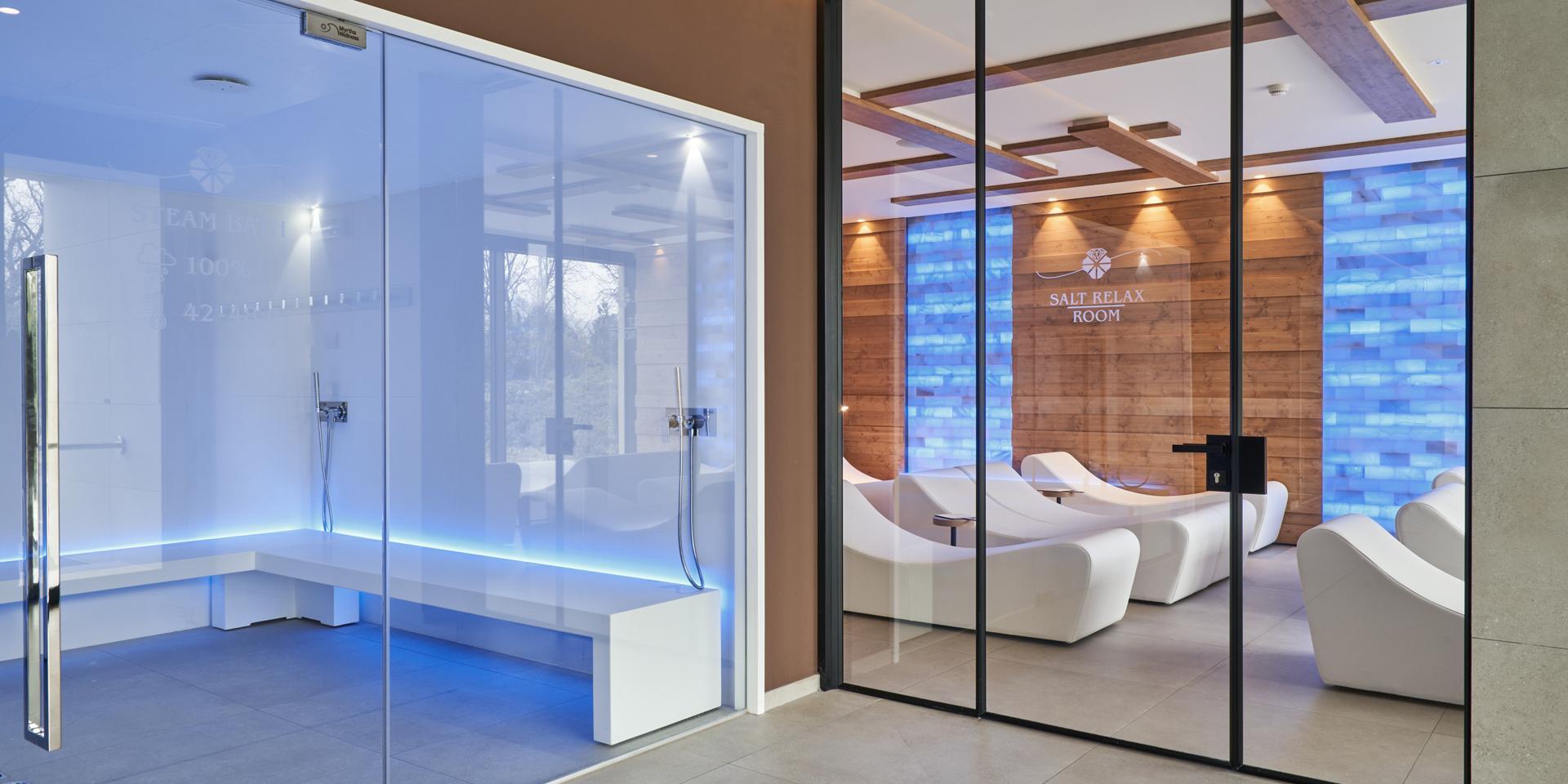 Spa moderna con bagno turco e sala relax con pareti di sale