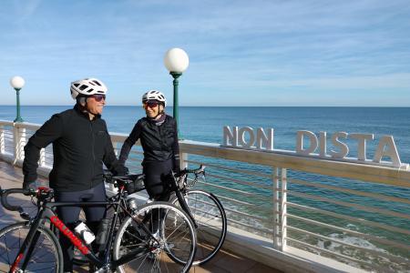 Due ciclisti si godono una giornata di sole sul lungomare