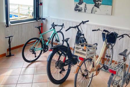 Stanza luminosa con biciclette e foto di bambini sulla spiaggia