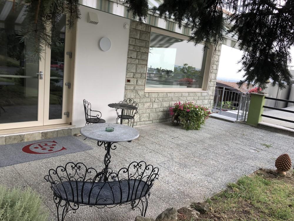 Giardino con vista sui vigneti della Val Tidone