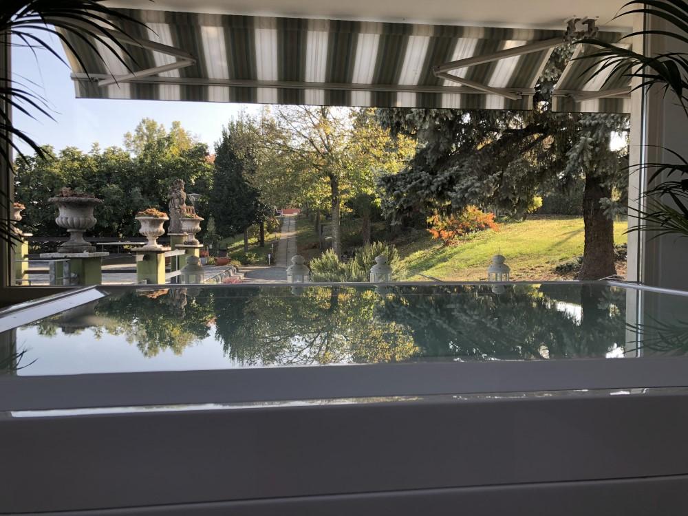 Dettaglio vasca idromassaggio con getti