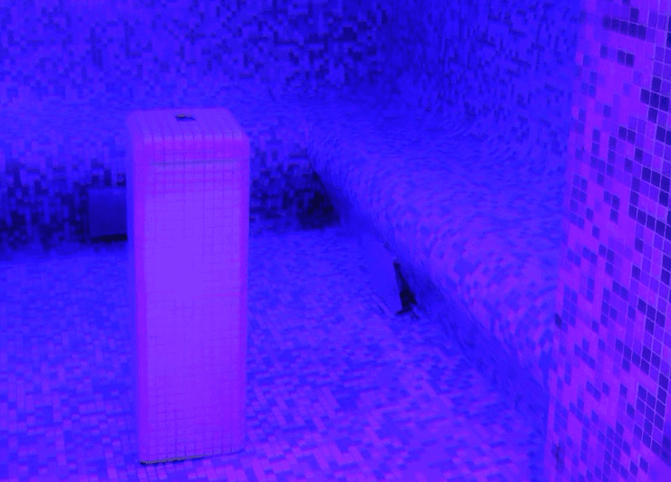 Bagno turco con luci soffuse e vapori