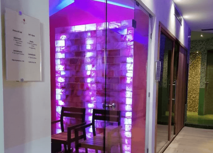 Sala del sale con pareti salate e atmosfera rilassante