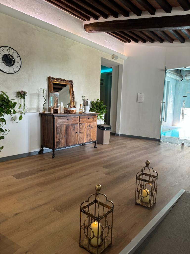 Area benessere con piscina interna e atmosfere rilassanti