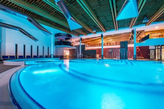 Piscina coperta: vista serale dell’area vasche