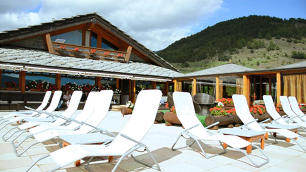 Piscina con geyser e giochi d'acqua all'interno del centro wellness