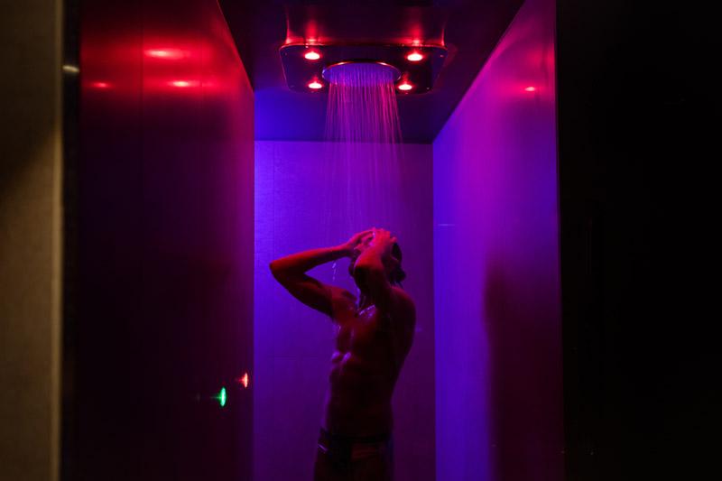 Doccia emozionale con cromoterapia