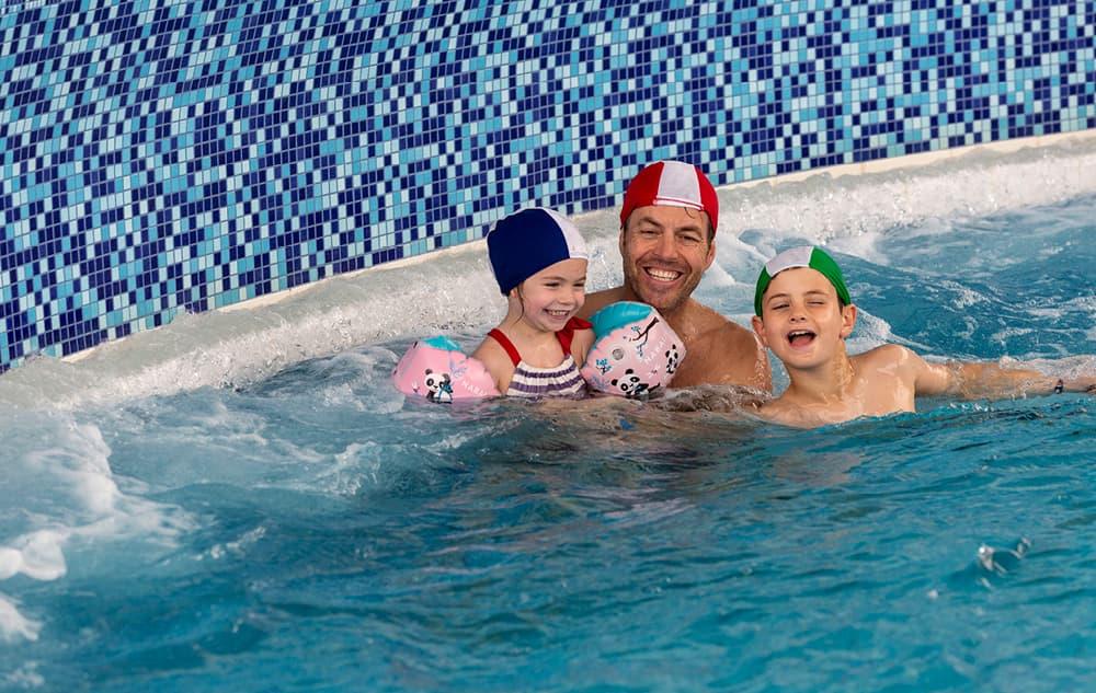 Piscina coperta riscaldata con area giochi bambini