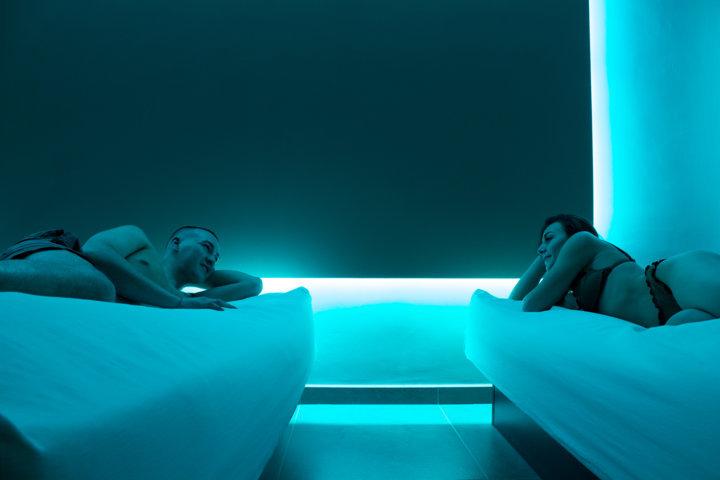 Lettini ad acqua riscaldati con cromoterapia