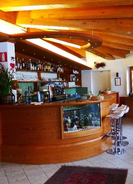 Bar con terrazza panoramica sulle montagne