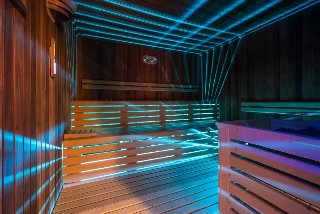 Interno di una sauna moderna con illuminazione blu