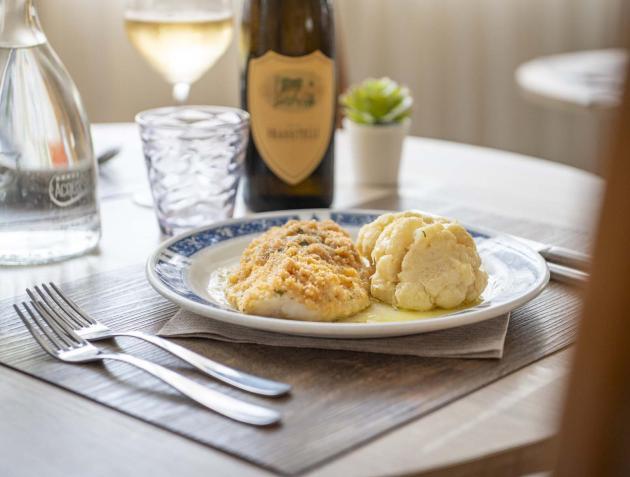 Piatto elegante con pesce gratinato e cavolfiore