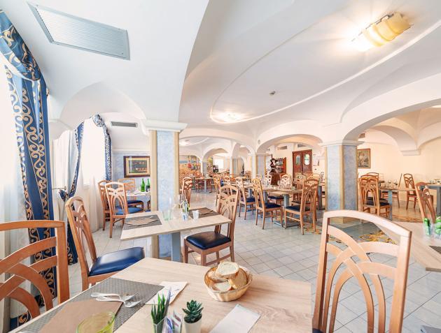 Ristorante elegante con sedie in legno e tavoli apparecchiati