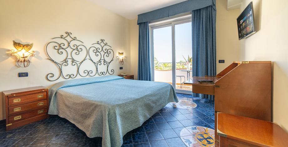 Camera Classic stile veneziano con letto elegante e balcone