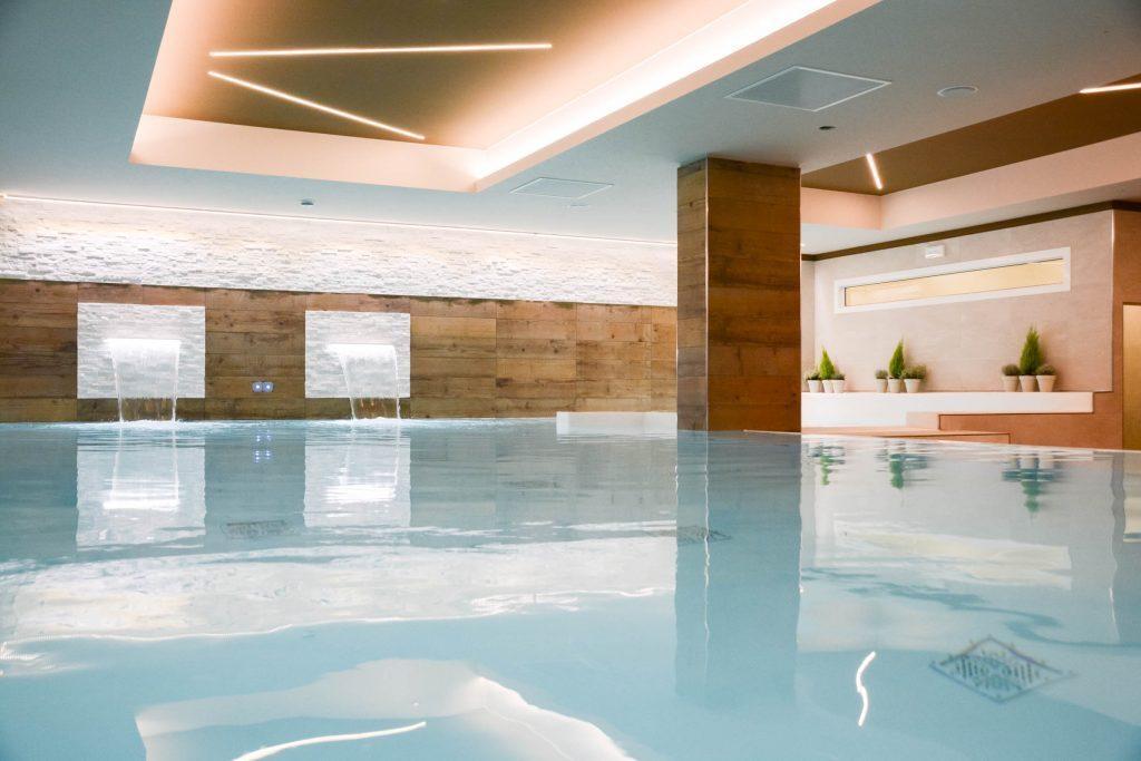 Interno della piscina coperta con viste alpine