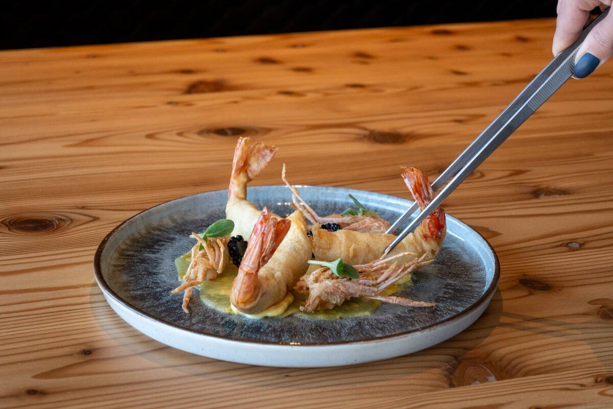 Piatto gourmet con gamberi della cucina dell'hotel