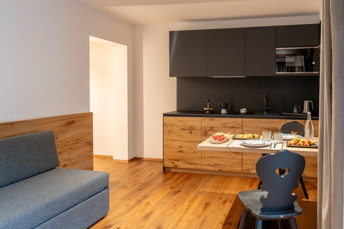 Cucina attrezzata nella Suite Sassolungo