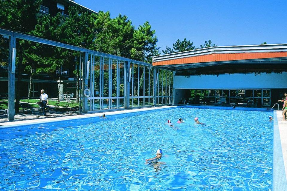 Piscina con copertura in vetro