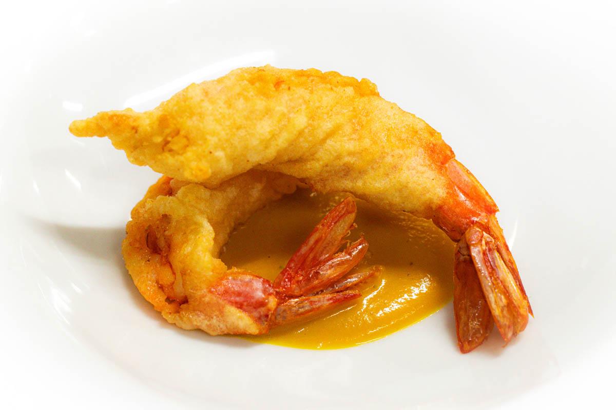 Gambero fritto crema gialla piatto bianco