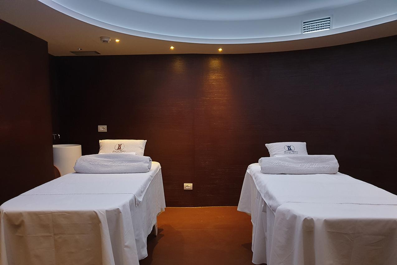 Stanza relax con due lettini da massaggio e atmosfera accogliente