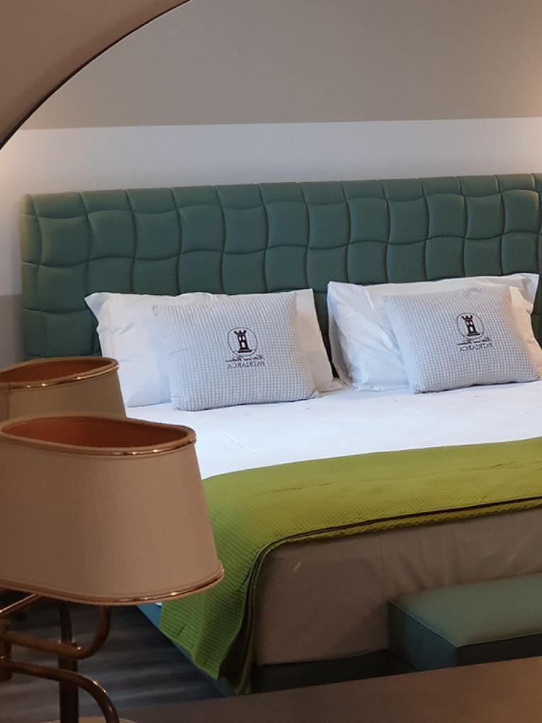 Camera da letto moderna con specchio e testiera verde
