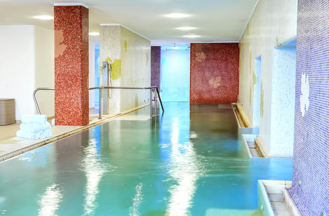 Solarium e lettini della piscina termale