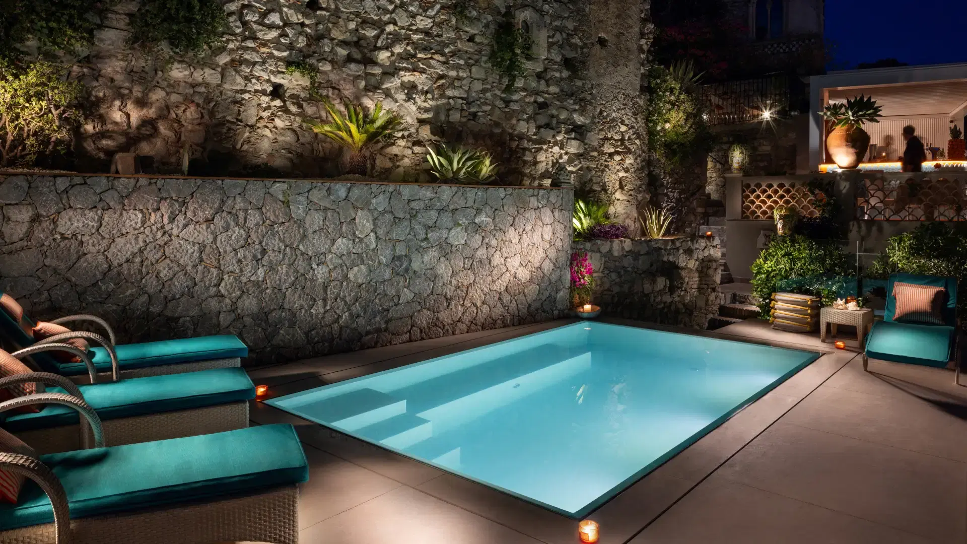 Solarium con piscina nel giardino