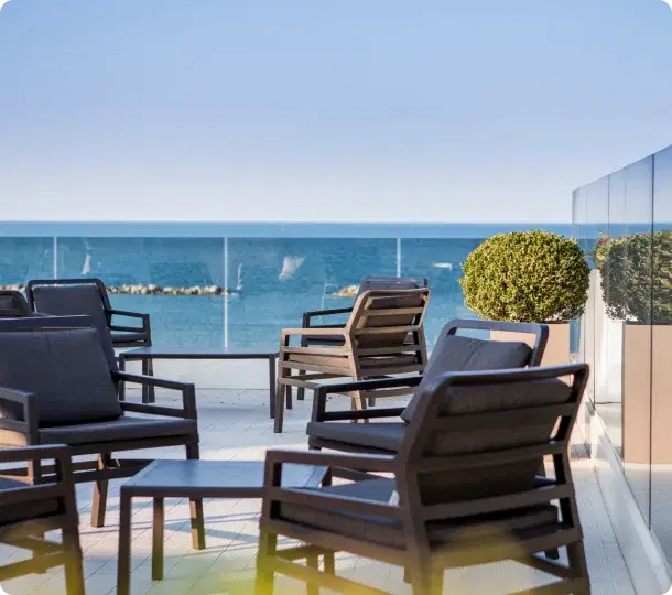 Terrazza rooftop sedie legno vista mare