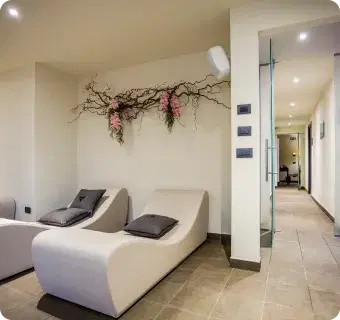 Sala relax moderna con chaise longue decorazioni floreali