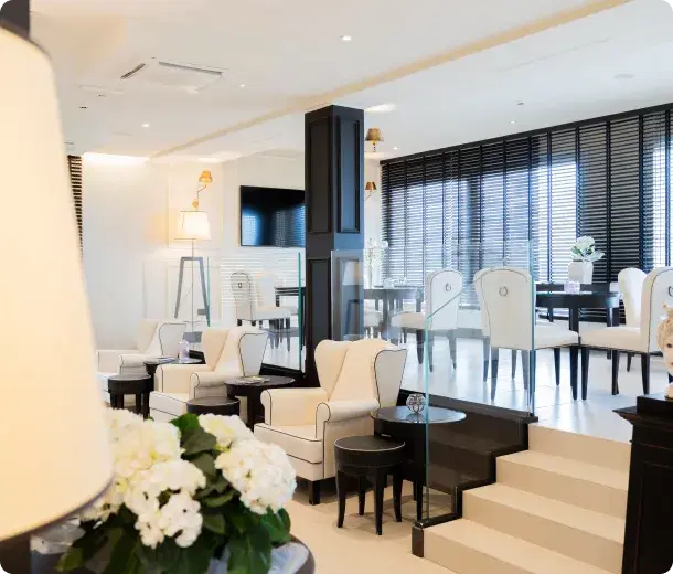 Reception hotel elegante e luminosa