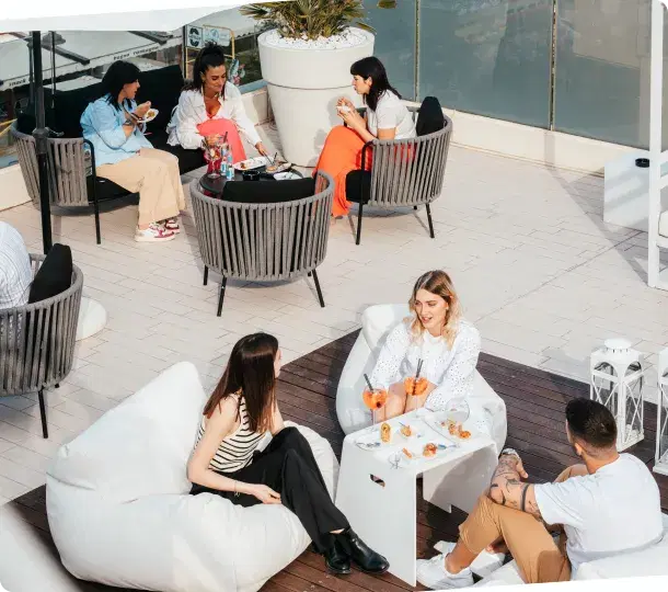 Persone relax terrazza bevande cibo rooftop