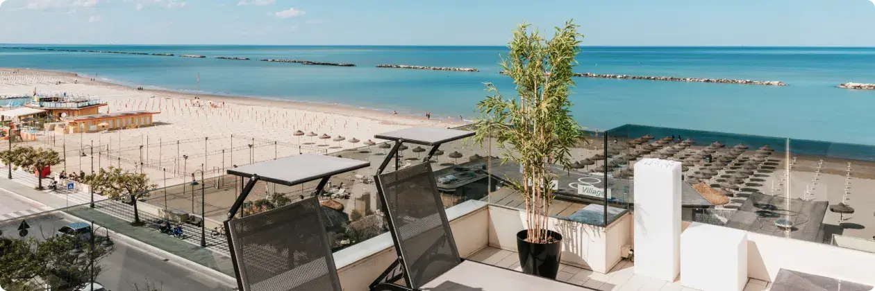 Panorama spiaggia attrezzata sdraio ombrelloni vista terrazza