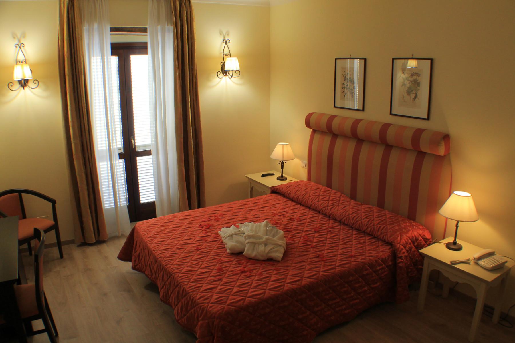 Piscina esterna panoramica con vista colline