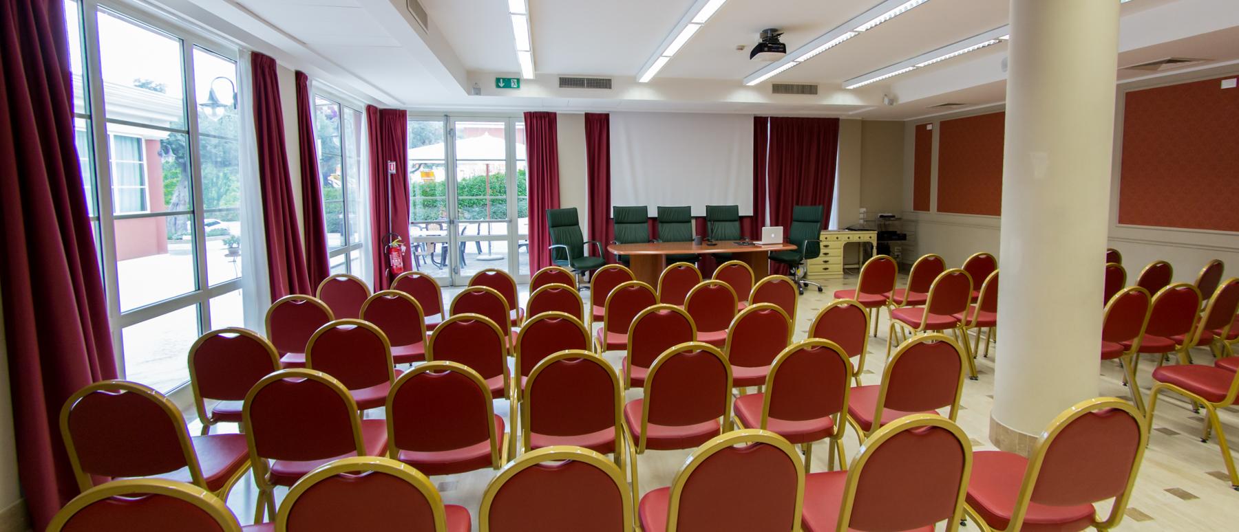 Parco secolare con ulivi e vegetazione