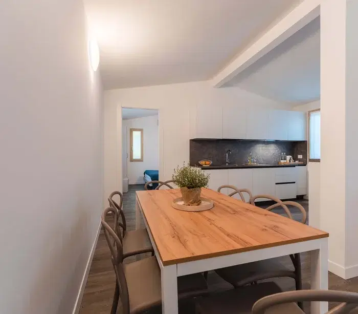 Cucina moderna con tavolo in legno e piante al centro