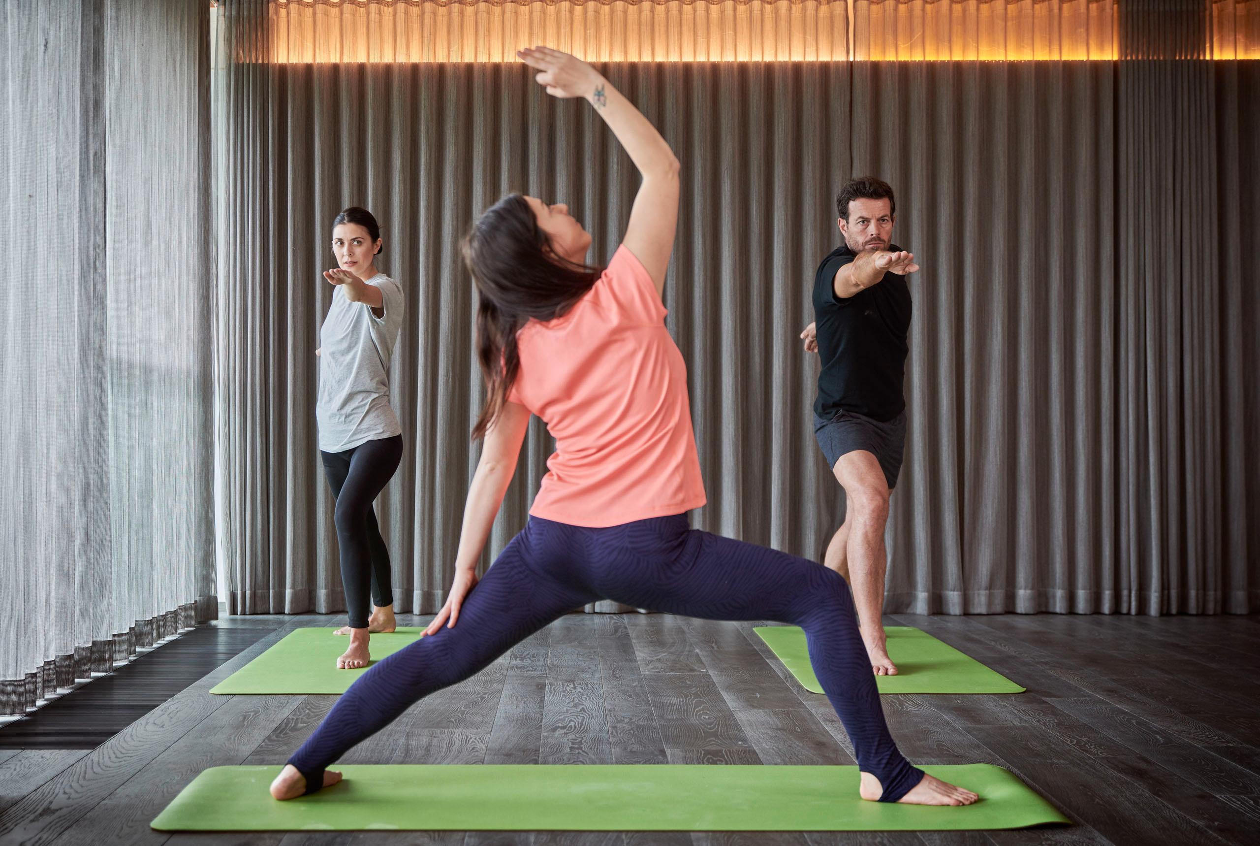 Lezione di yoga con vista sulla natura circostante