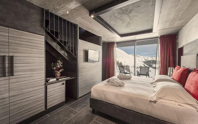 Camera con mini spa privata e dettagli in legno