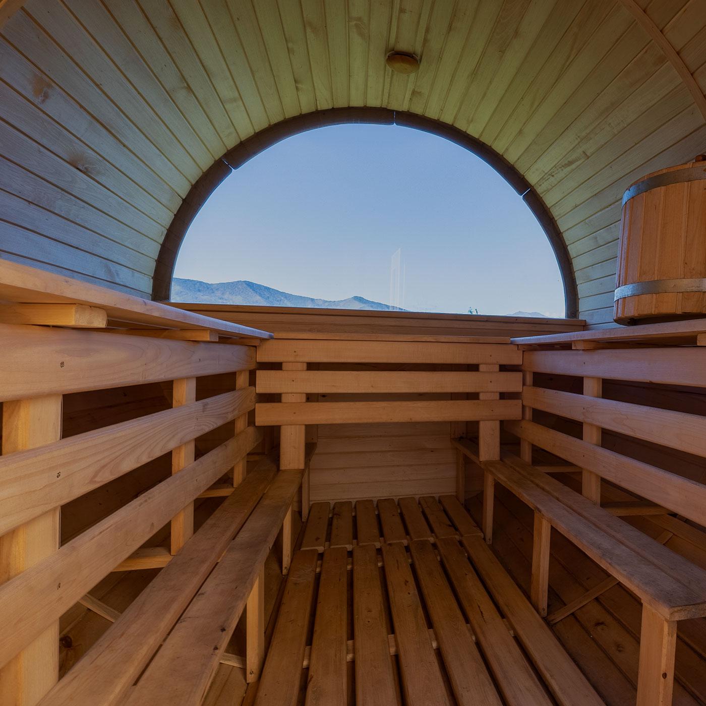 Sauna esterna in legno con vista sulle Alpi