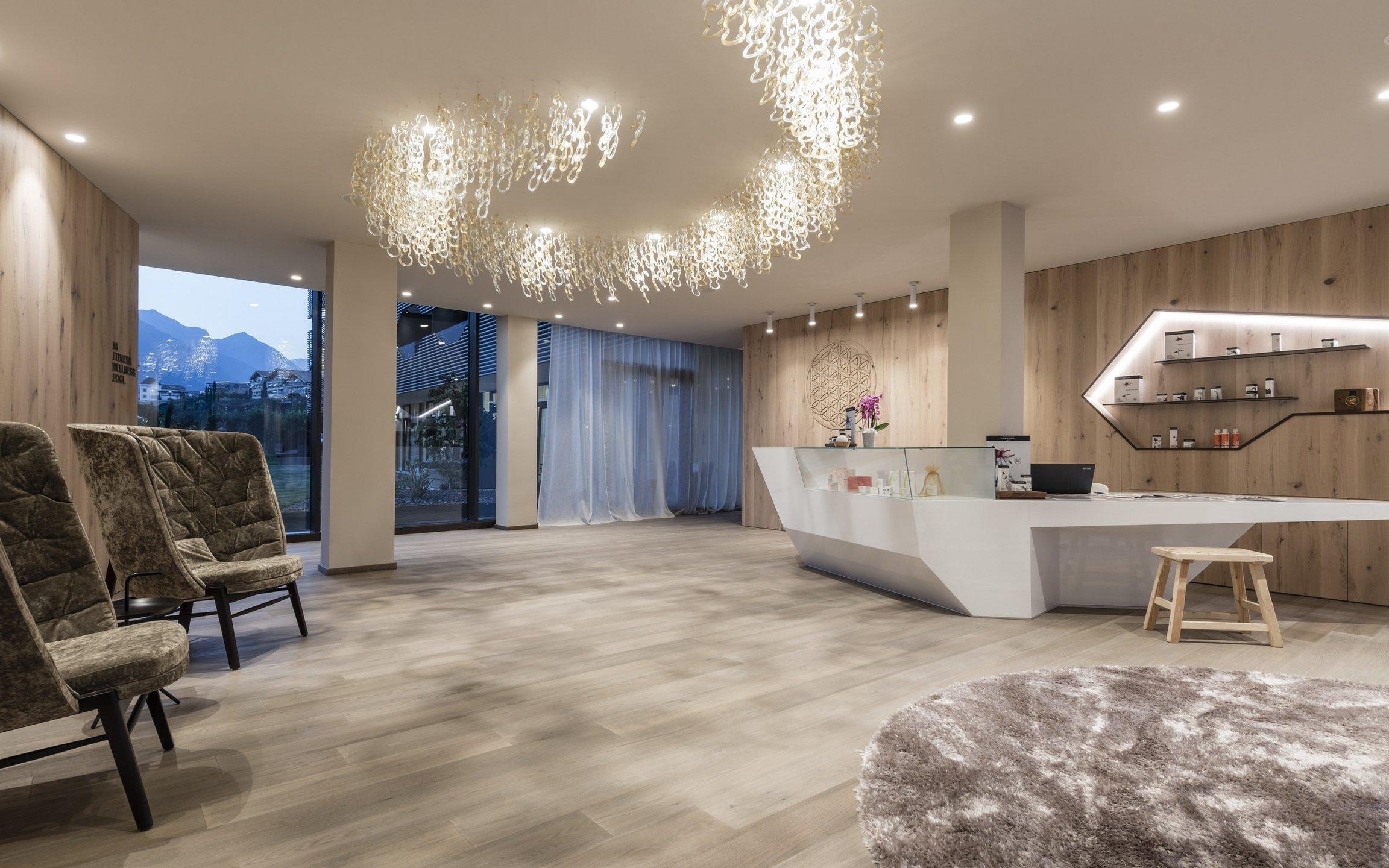 Ricezione spa moderna con rivestimento in legno e illuminazione design