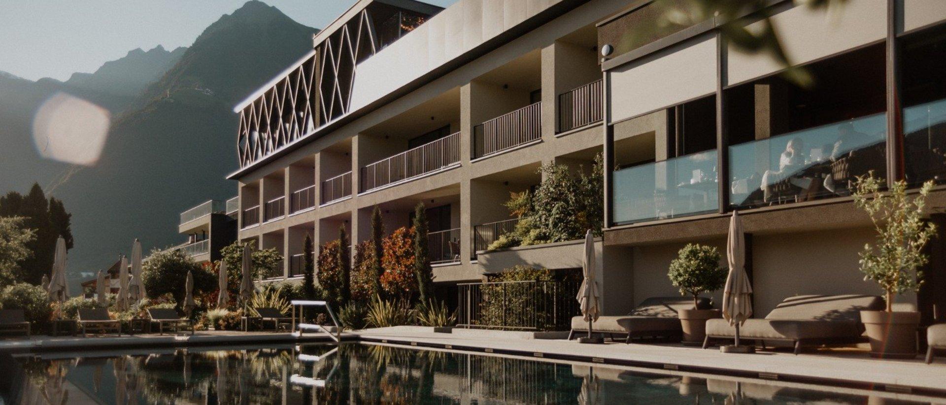 Hotel di lusso con piscina e vista montagna al tramonto