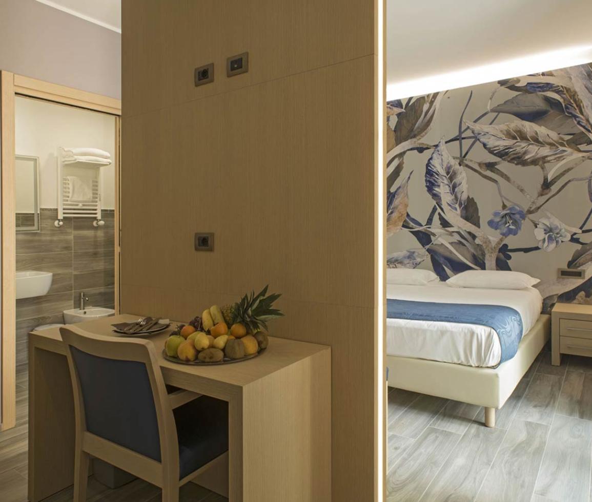 Camera moderna con arredi caldi, frutta fresca e decorazioni floreali artistiche