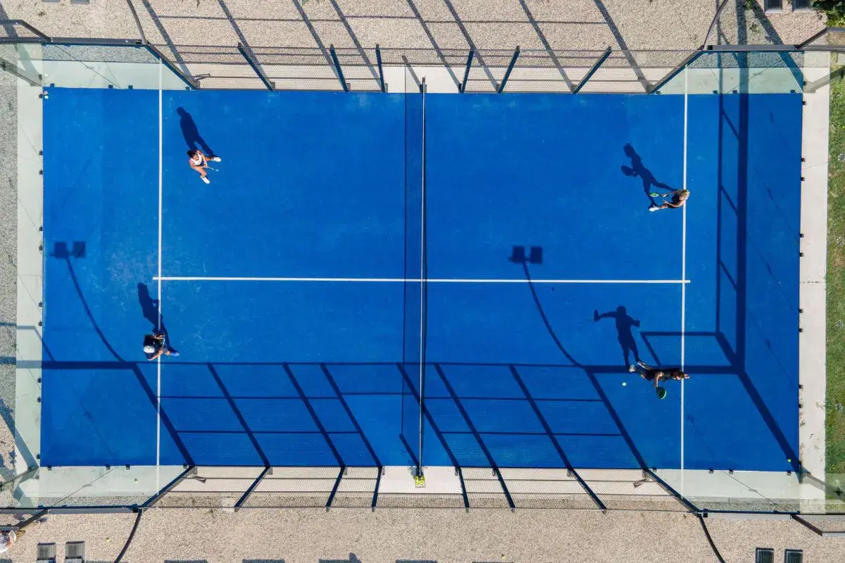 Campo da padel nel parco