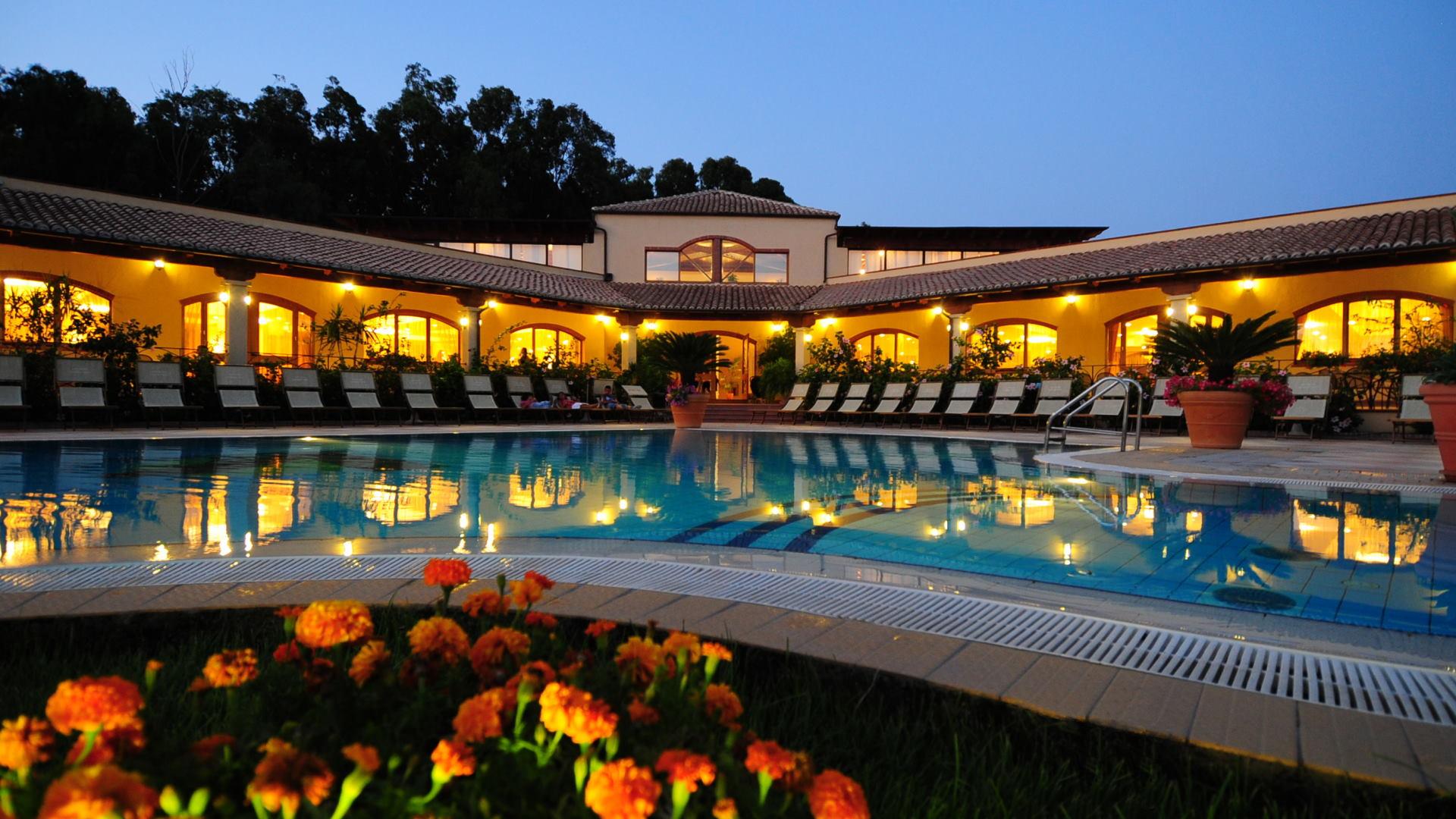 Piscina illuminata di notte