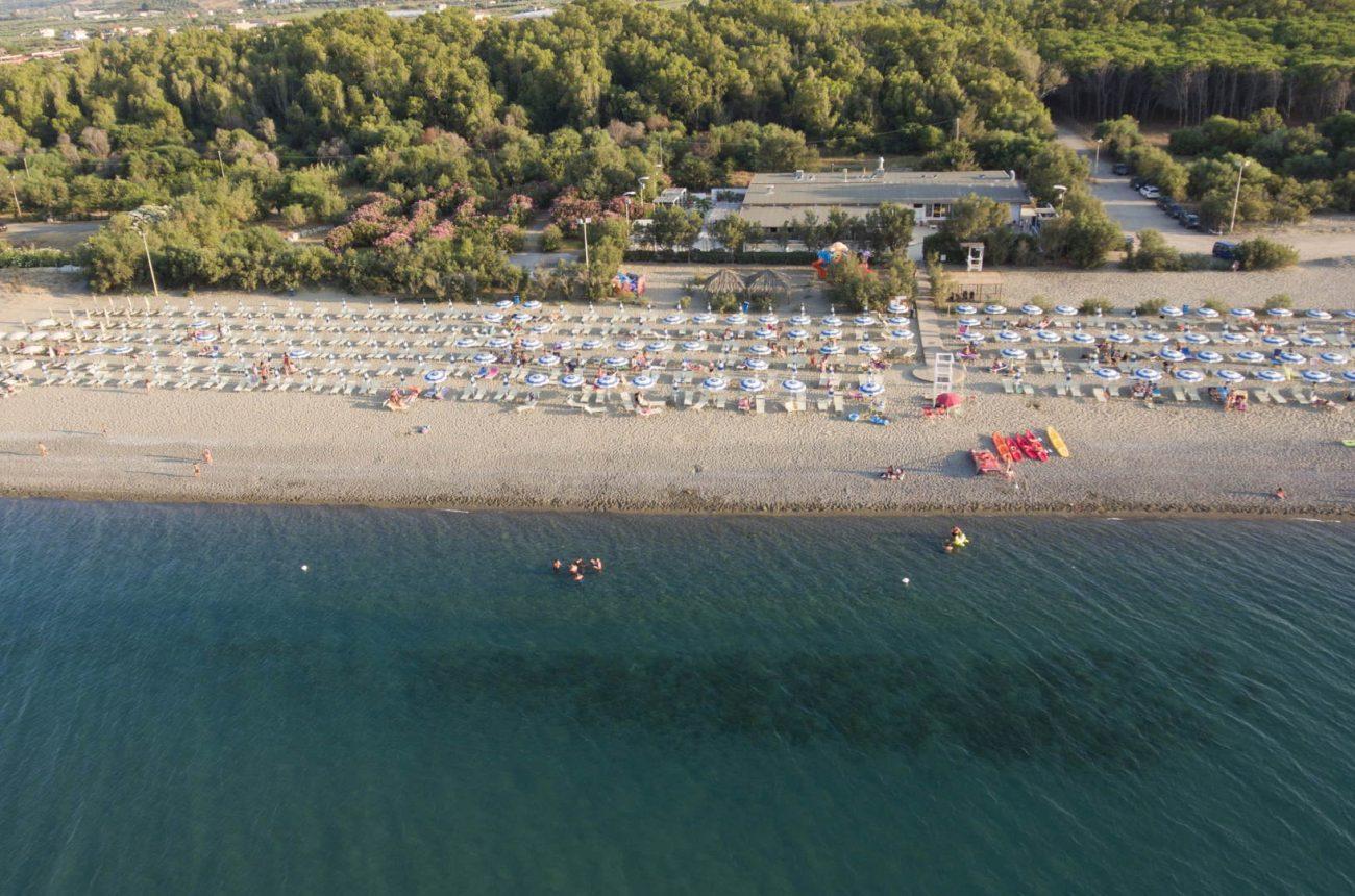 Spiaggia privata con ombrelloni e mare cristallino