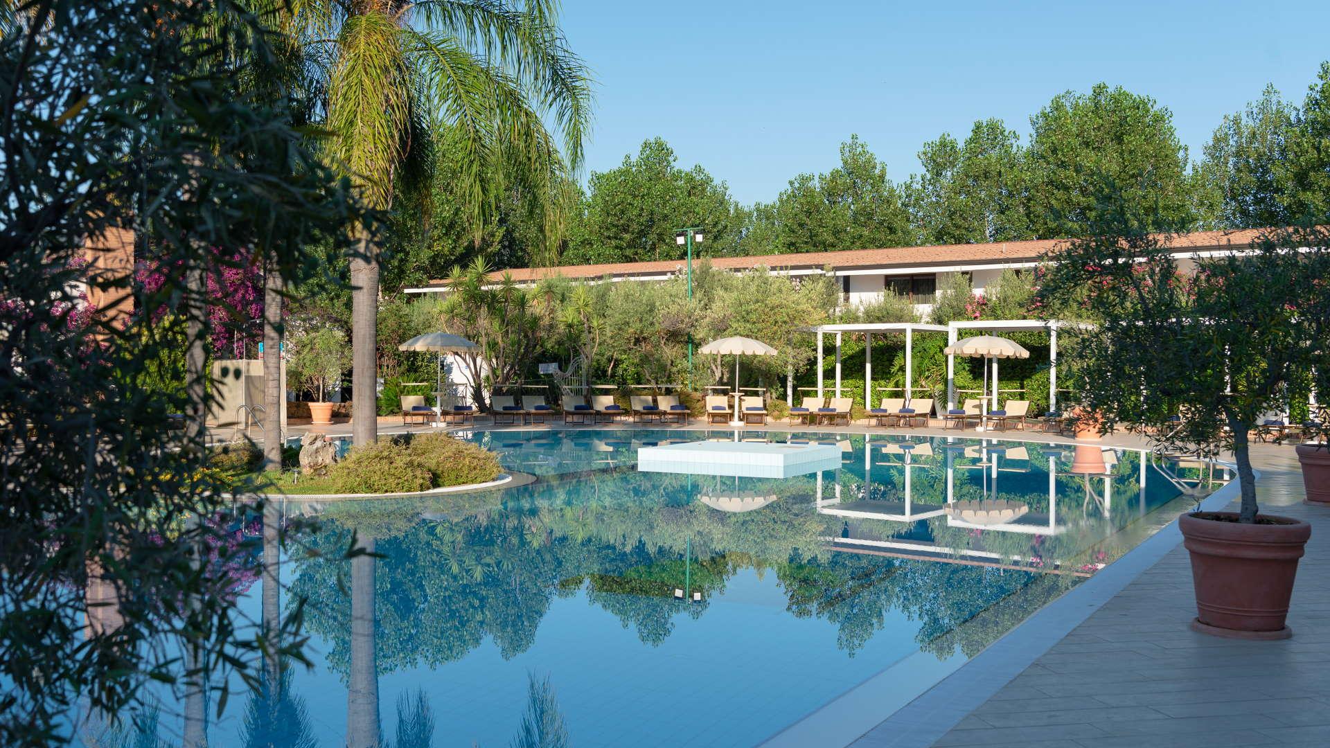 Piscina Relax con lettini