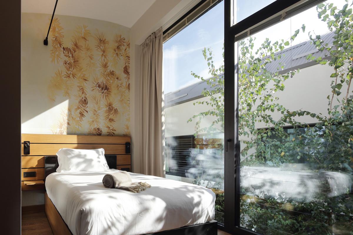 Camera hotel con arredamento moderno