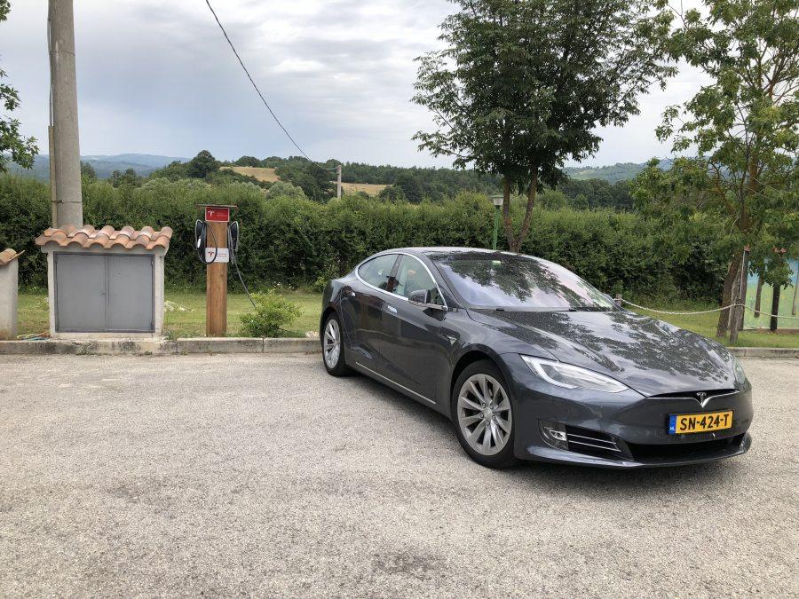 Colonnine Tesla per ricarica auto elettriche