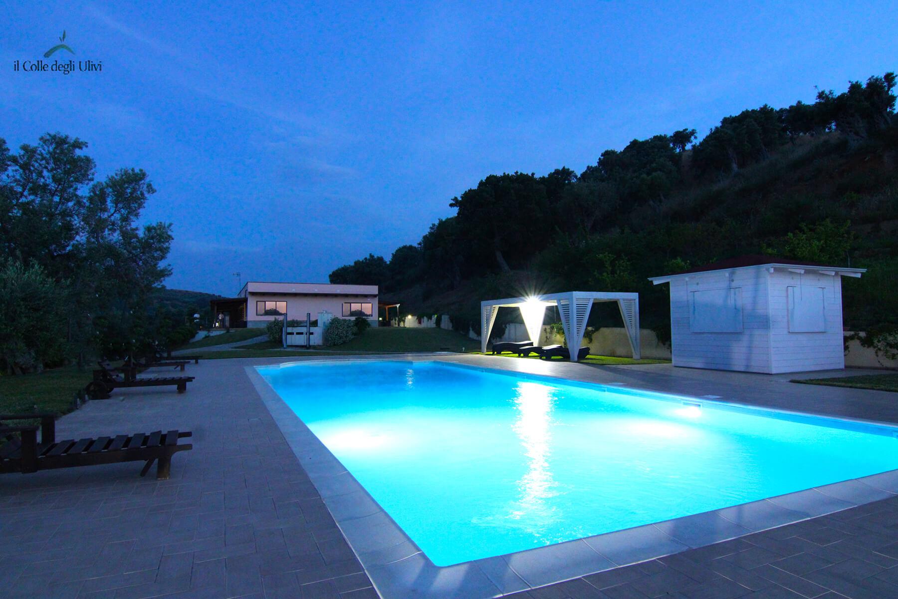 Piscina illuminata di sera dalla casa Dolce di Rossano
