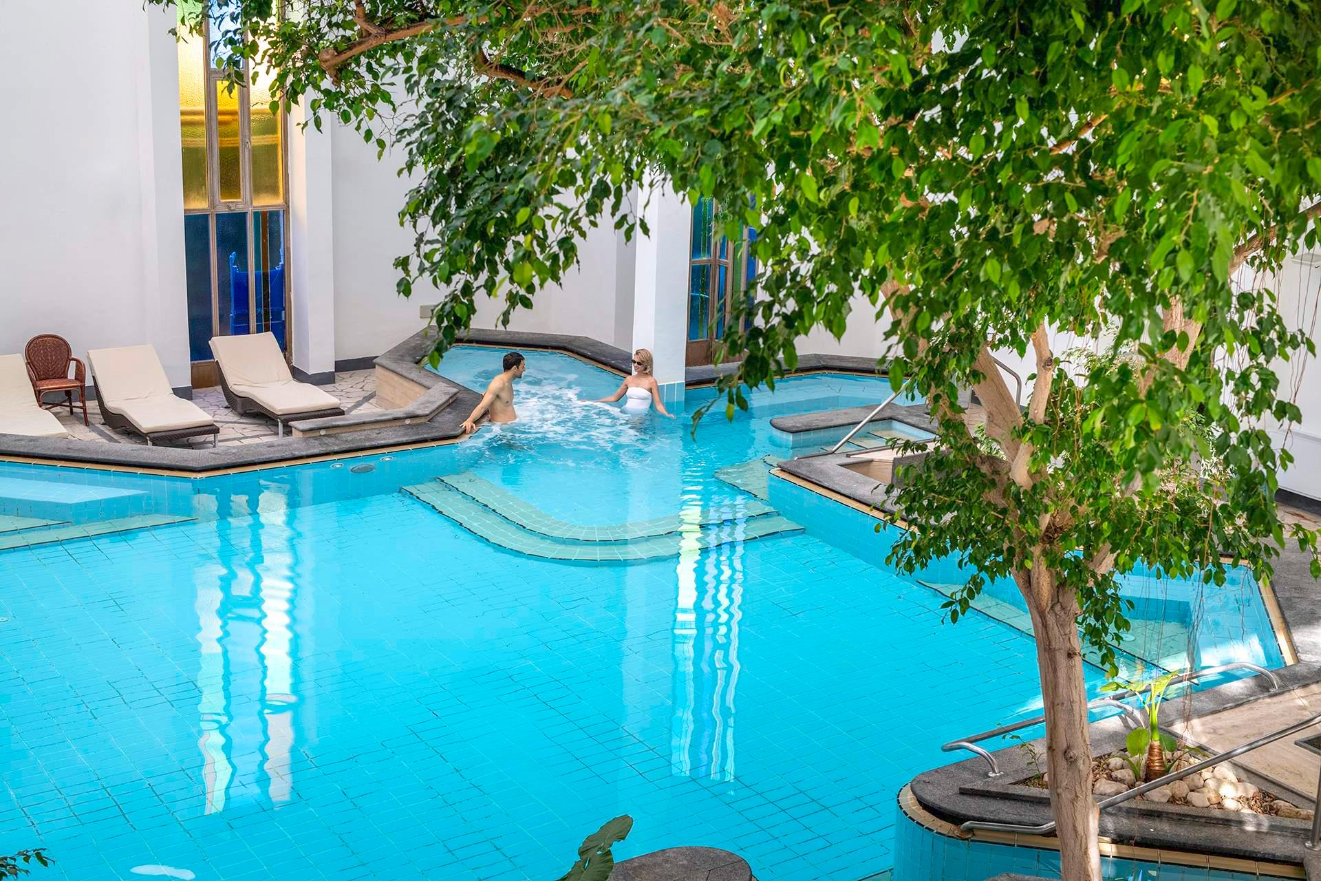 Piscina termale coperta Tropicalia con idromassaggio