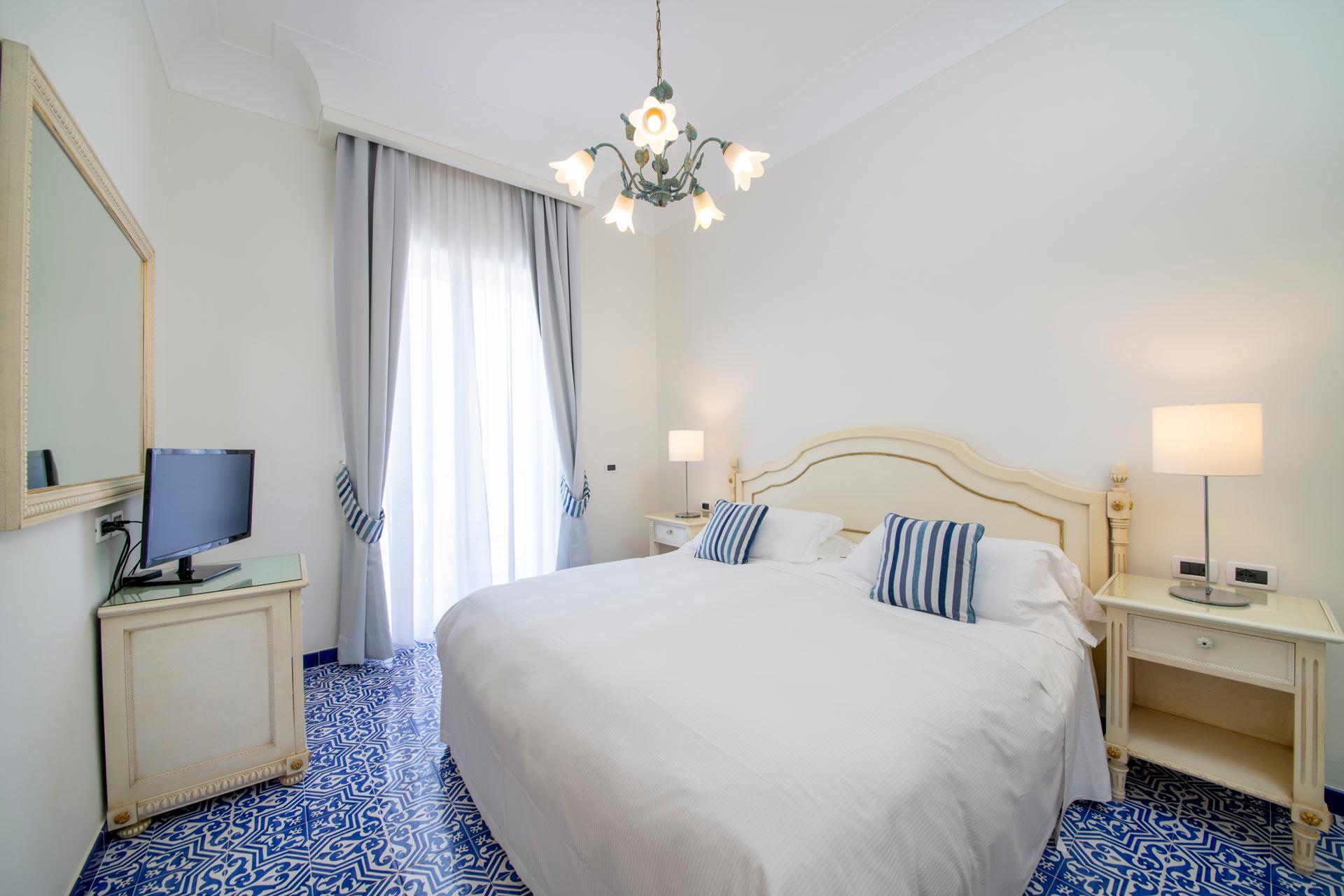 Junior Suite con balcone e vista parziale sul mare